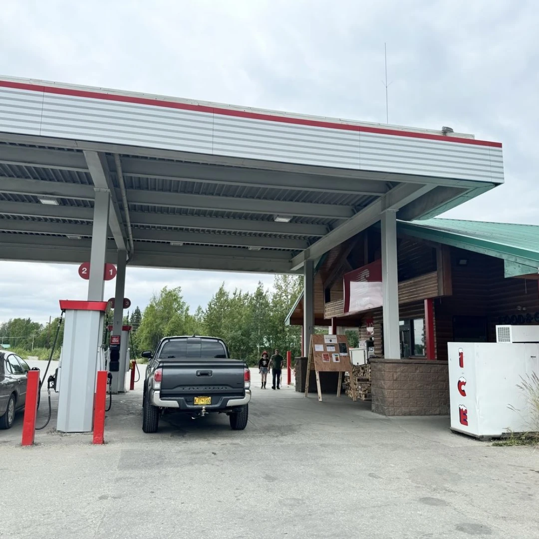 ร้านสะดวกซื้อจะอยู่ในปั๊ม เครือ Rebel Convenience Stores เมือง Girdwood รัฐ Alaska