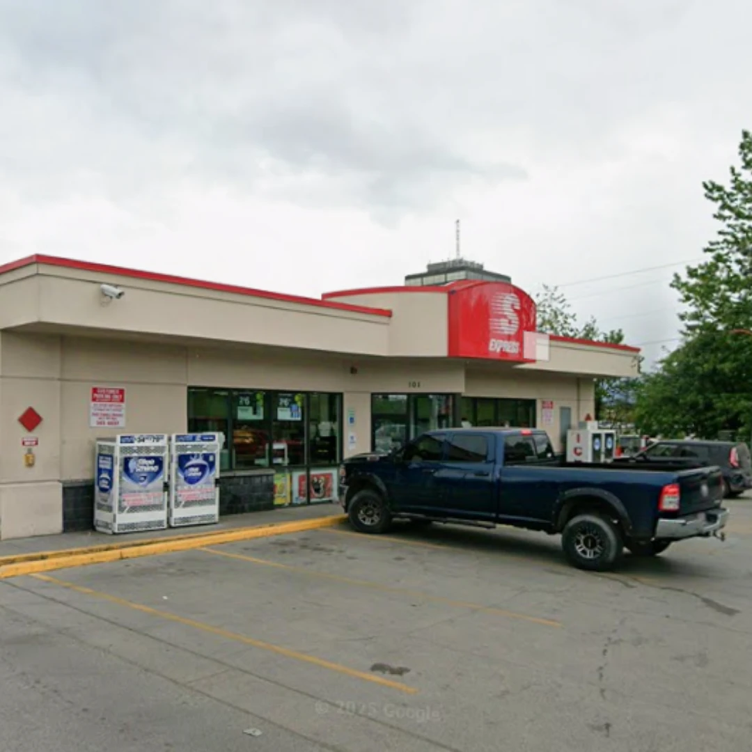 หน้าร้านในเครือ Rebel Convenience Stores เมือง Anchorage รัฐ Alaska
