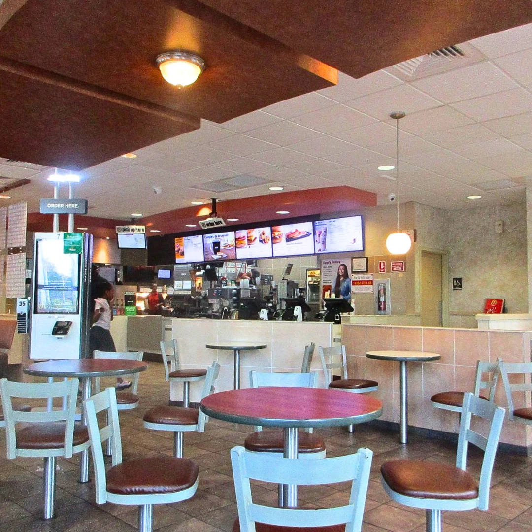 ภายในร้าน McDonald's เมือง Miramar Beach รัฐ Florida Work and Travel กับ New Step