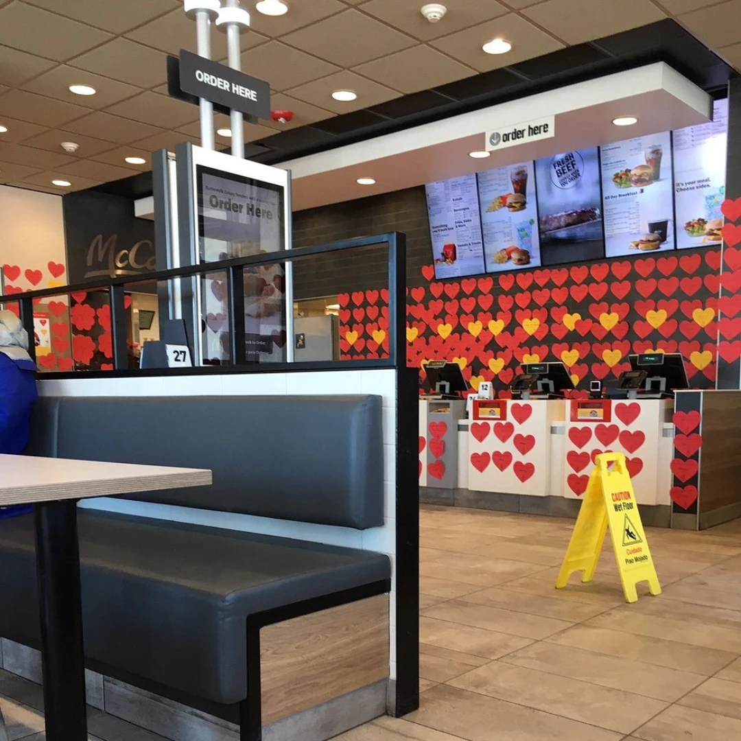 ที่นั่งในร้าน McDonald's เมือง Queensbury รัฐ NY
