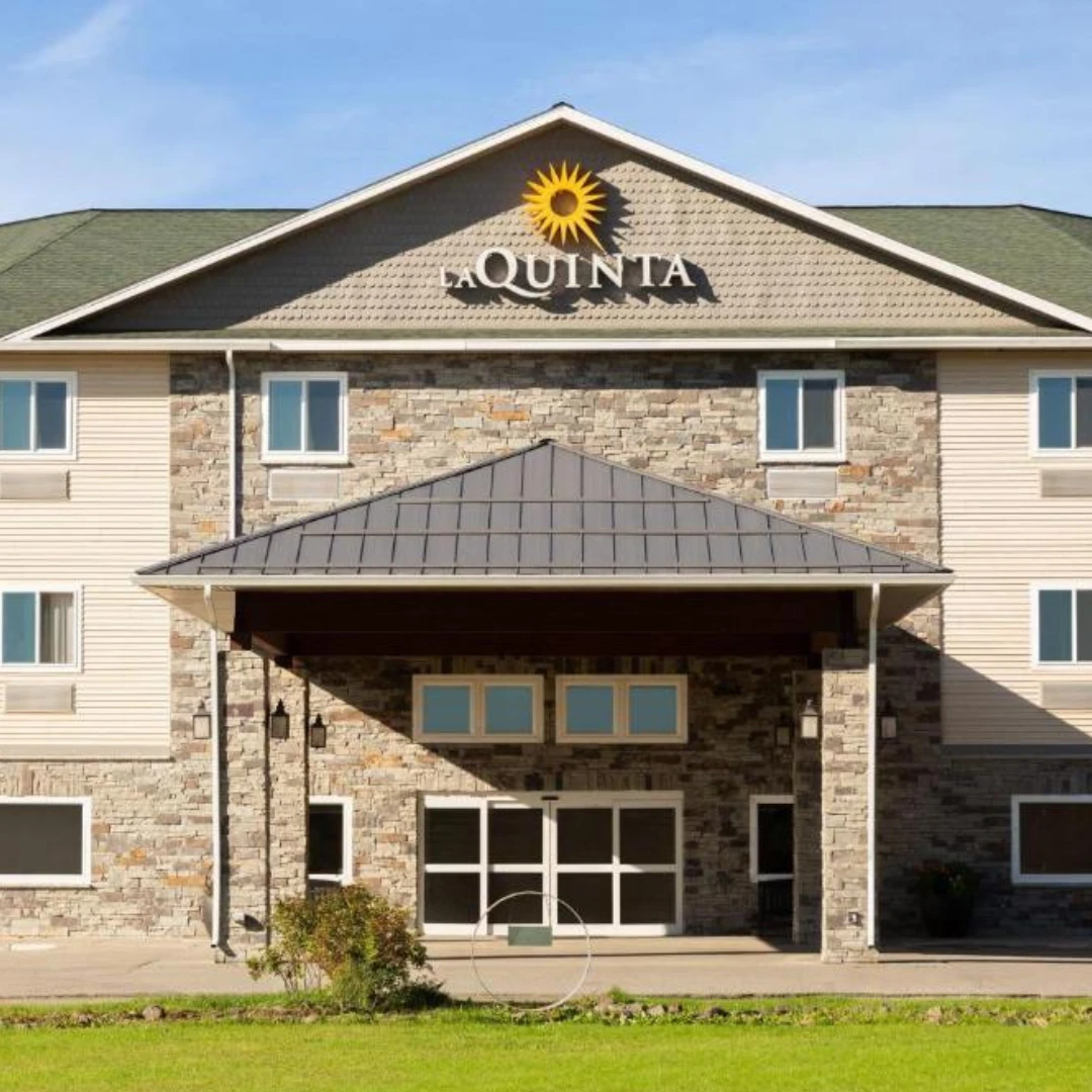 ด้านหน้าโรงแรม La QUINTA INNS & SUITES เมือง Fairbanks รัฐ Alaska