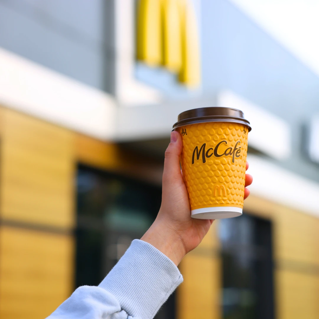 คนถือแก้ว McCafe งาน McDonald's เมือง Miramar Beach รัฐ Florida Work and Travel กับ New Step