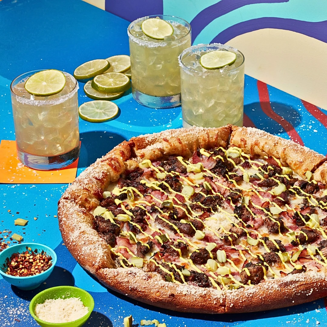 พิซซ่าเมนูขึ้นชื่อของร้าน Mellow Mushroom เมือง Pigeon Forge รัฐ Tennessee