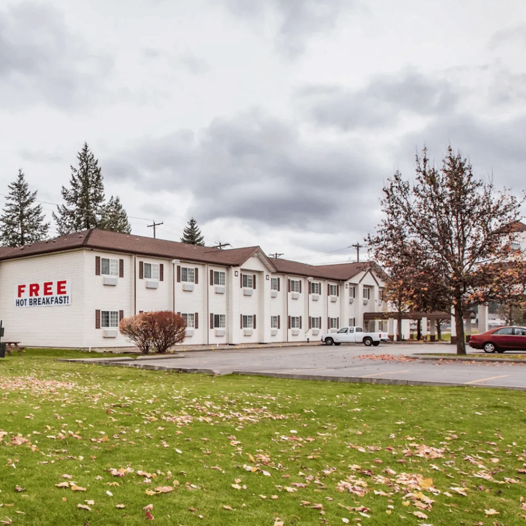 อาคารโรงแรม สวน ลานจอดรถ Quality Inn เมือง Post Falls รัฐ Idaho