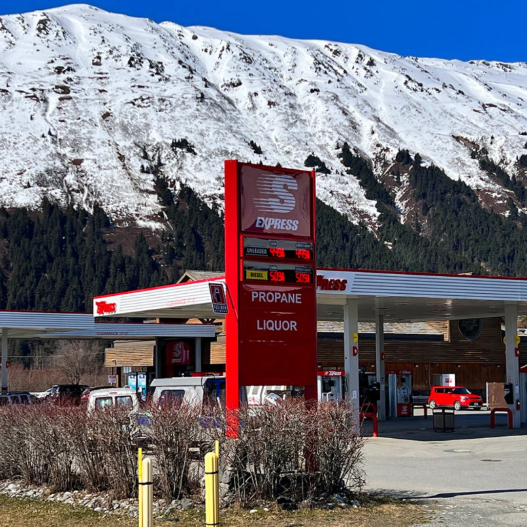 บรรยากาศที่ปั๊มงานในเครือ Rebel Convenience Stores เมือง Girdwood รัฐ Alaska