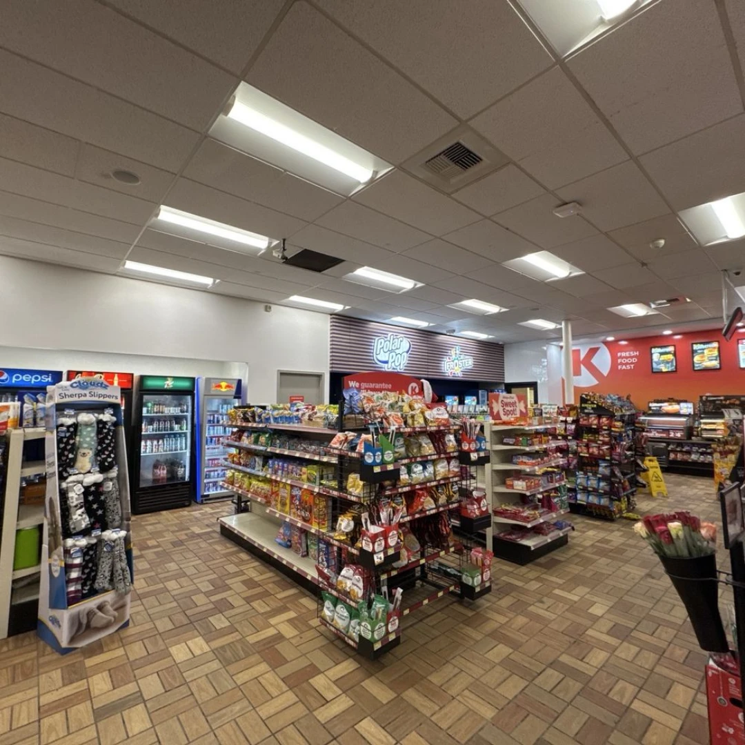 ภายในร้าน Rebel Convenience Stores เมือง Girdwood รัฐ Alaska