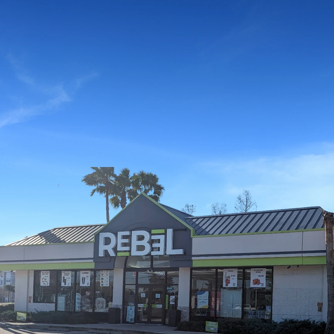 ด้านนอกร้าน Rebel Convenience Stores เมือง Orlando รัฐ Florida