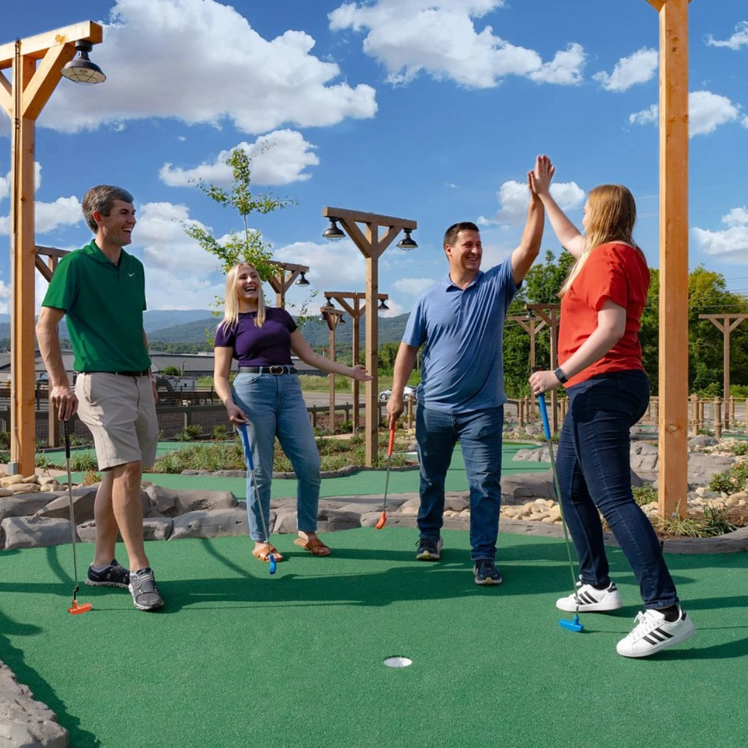 คนที่มาเล่น Mini Golf ที่ Lost Mine Mountain Coaster and Mini-Golf
